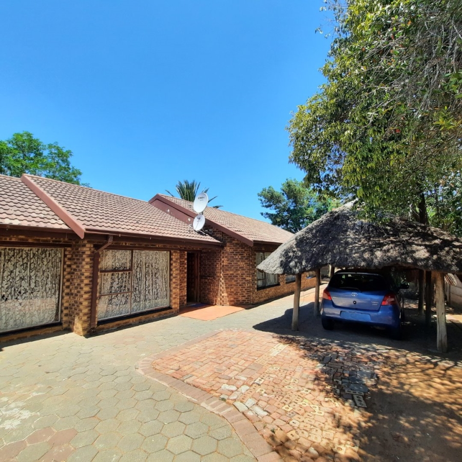 6 Bedroom Property for Sale in Lourierpark Free State